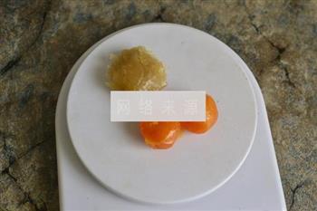 广式双蛋黄椰蓉月饼的做法步骤5