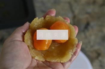 广式双蛋黄椰蓉月饼的做法步骤6