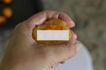 广式双蛋黄椰蓉月饼的做法步骤7