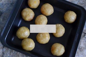 广式双蛋黄椰蓉月饼的做法步骤8