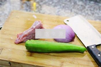黑椒牛肉炒洋葱的做法步骤1