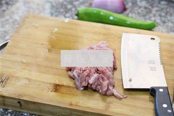 黑椒牛肉炒洋葱的做法步骤2