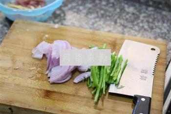 黑椒牛肉炒洋葱的做法步骤3
