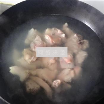 鸡肉炖蘑菇的做法图解2