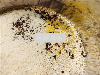 黑米大麦小麦粥的做法图解1