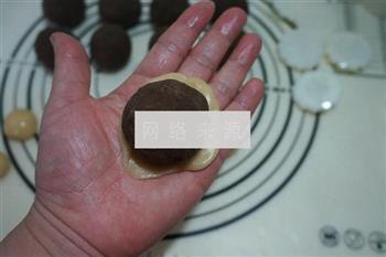 广式红豆沙蛋黄月饼的做法步骤13