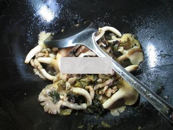 肉丝酸菜炒秀珍菇的做法步骤6