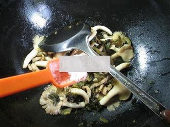 肉丝酸菜炒秀珍菇的做法步骤7