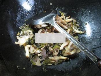 肉丝酸菜炒秀珍菇的做法图解8