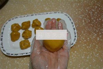 广式蛋黄月饼的做法步骤11