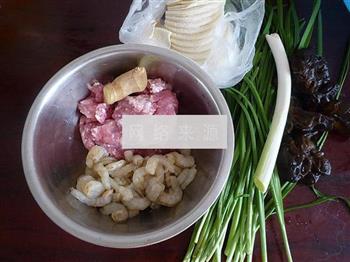猪肉三鲜锅贴的做法步骤1