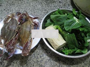 青菜圆素鸡煮螃蟹的做法图解1