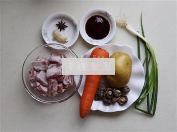 香菇胡萝卜土豆炖排骨的做法图解1