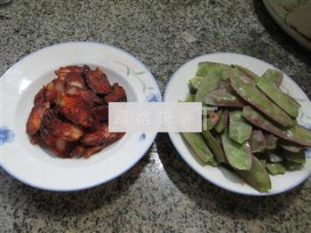 麻辣香肠炒扁豆的做法步骤1