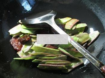 麻辣香肠炒扁豆的做法步骤3