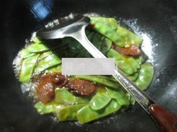 麻辣香肠炒扁豆的做法步骤4
