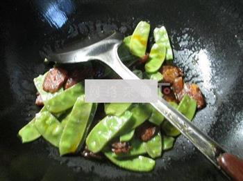 麻辣香肠炒扁豆的做法步骤7