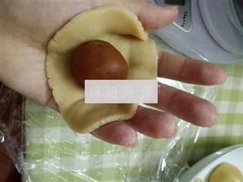 莲蓉蛋黄月饼的做法步骤7