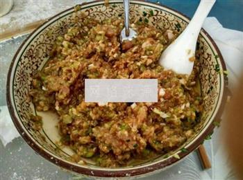 芹菜猪肉+韭菜鸡蛋水饺的做法步骤2