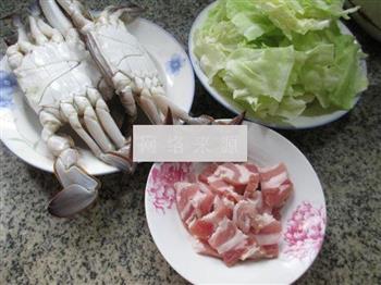 咸肉圆白菜煮螃蟹的做法图解1