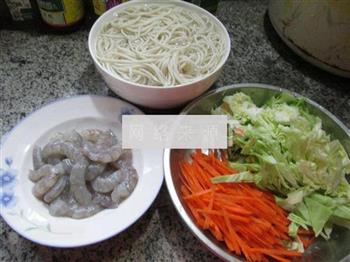 虾仁圆白菜炒面的做法步骤1