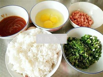 番茄蛋炒饭+糖黄煎蛋的做法步骤1