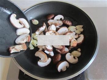 香菇炒油菜的做法步骤3