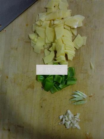 家常青椒土豆片的做法步骤1