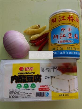 双椒豆豉蒸豆腐的做法图解1