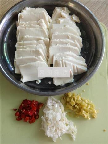 双椒豆豉蒸豆腐的做法图解2