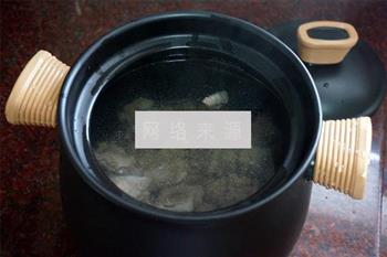 清润栗子排骨汤的做法步骤5