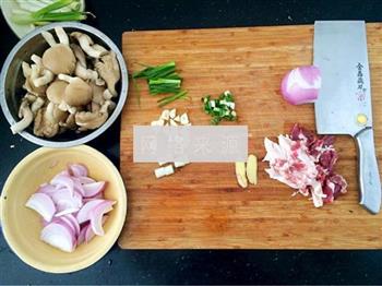 蘑菇洋葱炒肉的做法步骤1