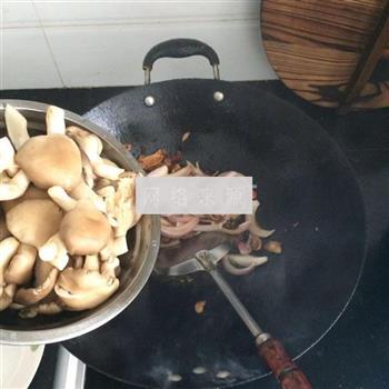 蘑菇洋葱炒肉的做法步骤4