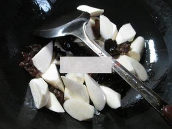 黑木耳茭白煮兰花豆腐干的做法步骤3