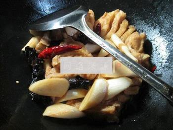 黑木耳茭白煮兰花豆腐干的做法步骤9