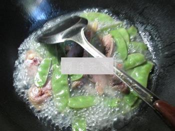 扁豆煮腊鸡腿的做法步骤4