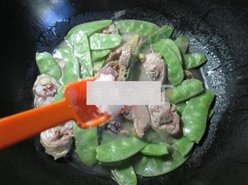 扁豆煮腊鸡腿的做法步骤5