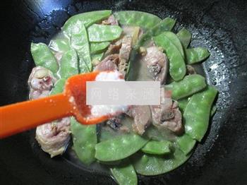 扁豆煮腊鸡腿的做法步骤6
