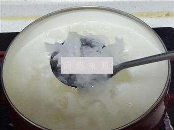 桂花银耳桃胶甜汤的做法图解4