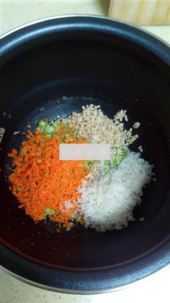 蔬菜糙米粥的做法步骤3