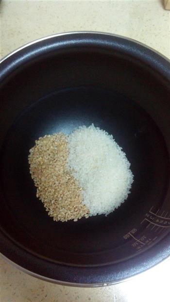 时蔬糙米拌饭的做法图解1