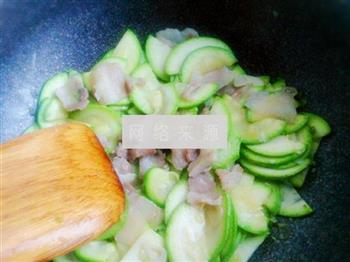 西葫芦炒肉的做法步骤8