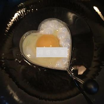 糖醋爱心荷包蛋的做法步骤2
