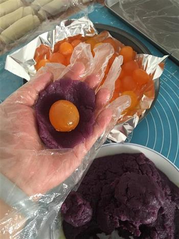 紫薯蛋黄酥和红豆蛋黄酥的做法图解8
