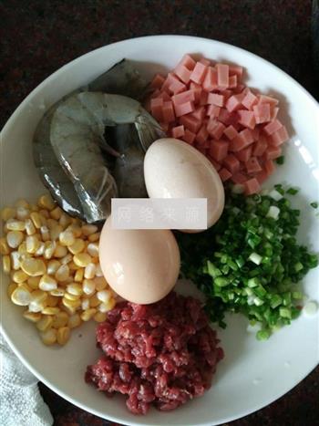 牛肉虾仁火腿蛋炒饭的做法步骤1