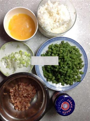 榄菜肉末四季豆炒饭的做法步骤2