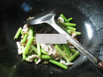 榨菜肉丝炒芦笋的做法步骤6