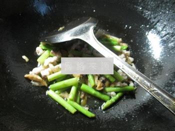 榨菜肉丝炒芦笋的做法步骤9