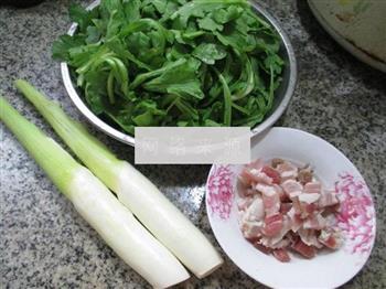 咸肉蒿菜炒茭白的做法图解1