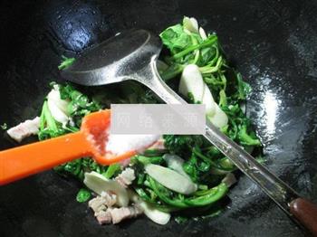 咸肉蒿菜炒茭白的做法图解6